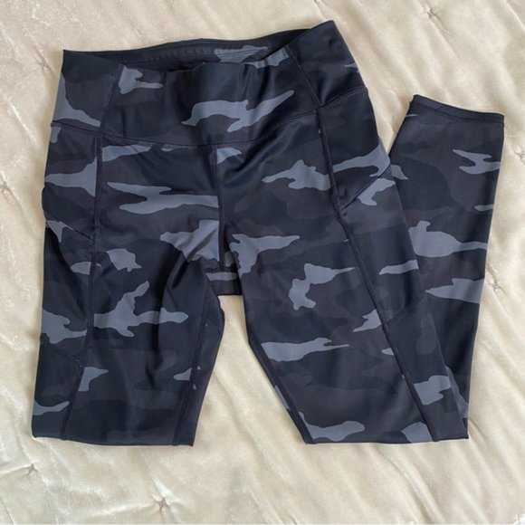 Athleta Contender 7/8 Tight in black and gray camo print with zip side pockets S - Picture 2 of 16